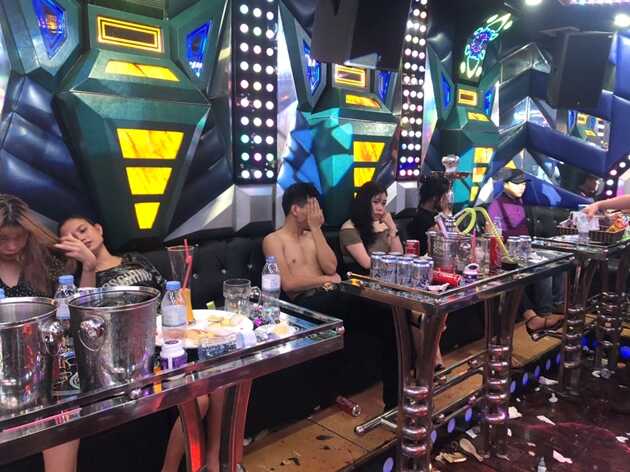 Đặt chốt cửa bên trong phòng hát karaoke sẽ bị phạt 30 triệu (hình ảnh từ Internet)