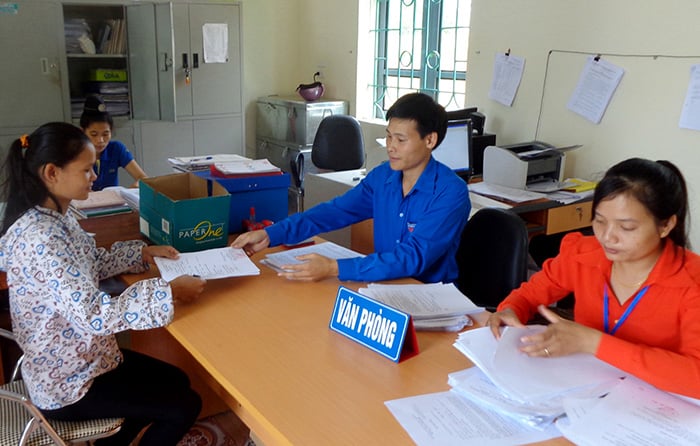 Người ký hợp đồng hỗ trợ công chức cấp xã không tính vào biên chế