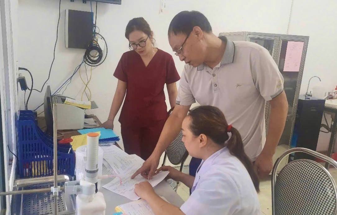 Giám sát hỗ trợ chuyên môn điều trị Methadone và Tháng hành động phòng, chống ma túy tại Trạm Y tế xã Thái Học, huyện Bảo Lâm. (Ảnh: Mai Hoa)