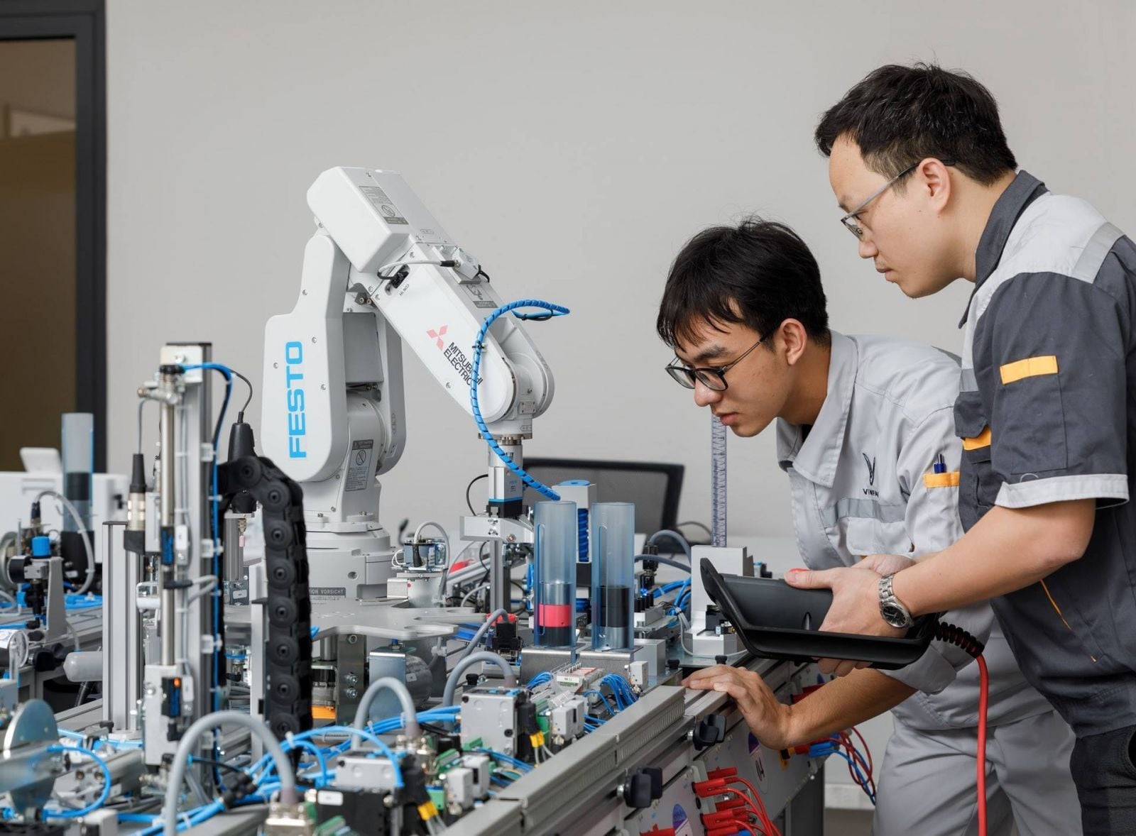 Người học không phải tự làm và nộp hồ sơ đề nghị xét hưởng hoặc tiếp tục hưởng học bổng