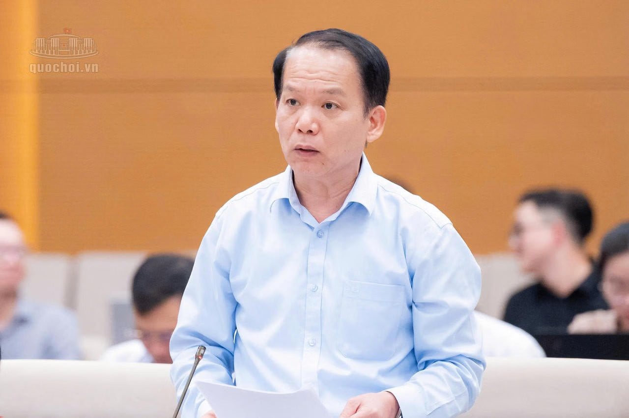 Bộ trưởng Bộ Tư pháp Hoàng Thanh Tùng trình bày tờ trình dự án Luật tại phiên họp. Ảnh: Quochoi.vn