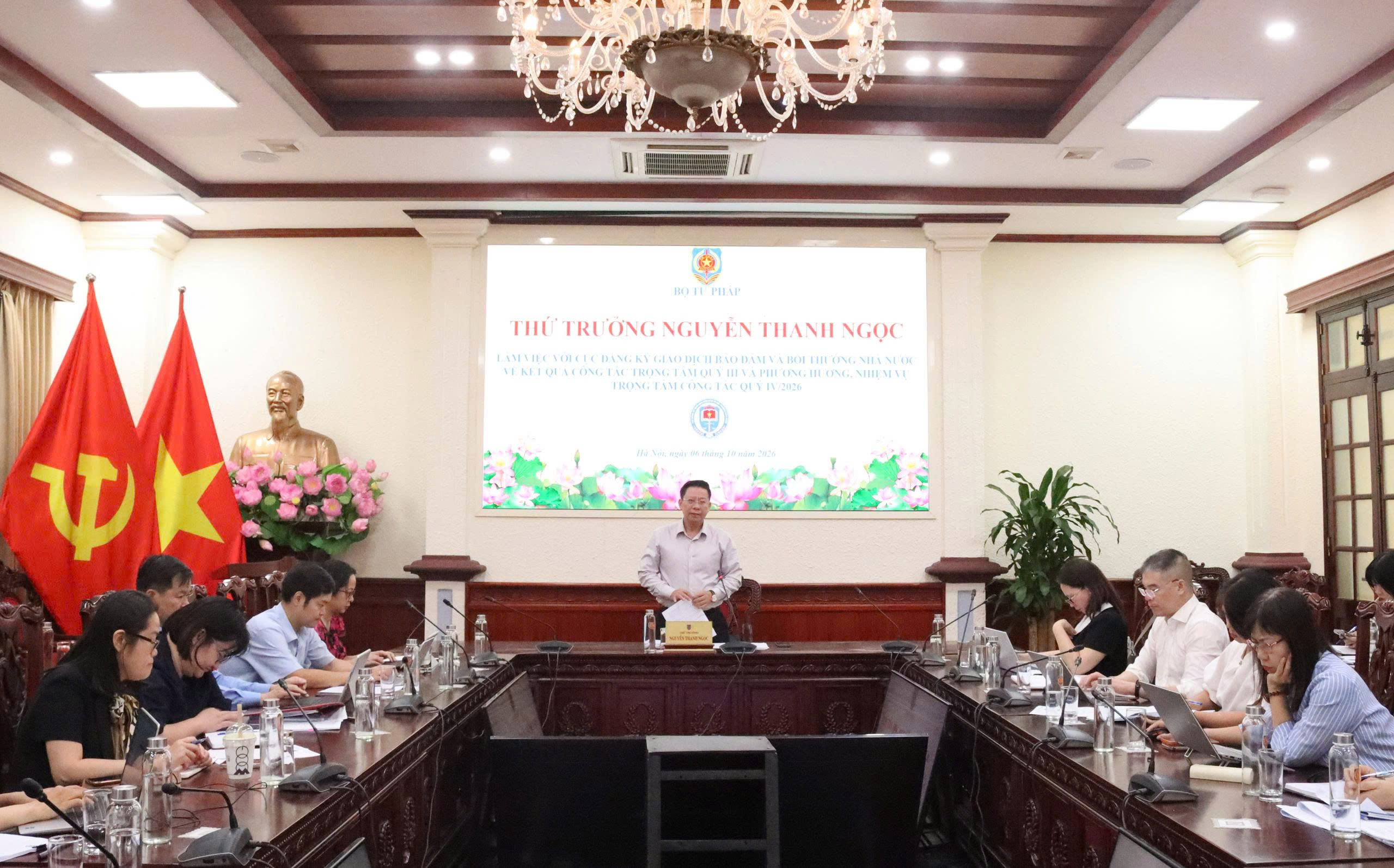 Quang cảnh buổi làm việc.