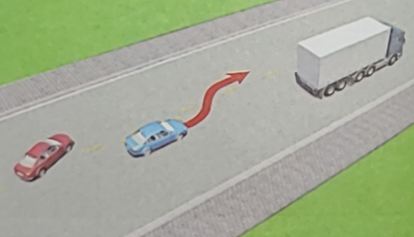 Trong tình huống dưới đây, xe con màu đỏ có được phép vượt khi xe con màu xanh đang vượt xe tải hay không?